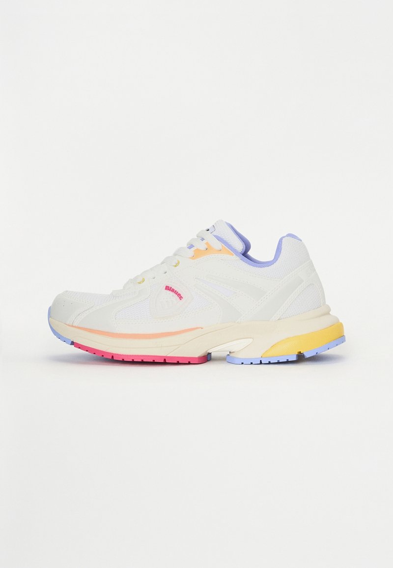 Chaussure de sport blanche avec empeigne en mesh, présentant des accents pastel en orange, rose et jaune, et une semelle en caoutchouc texturée avec un talon multicolore.