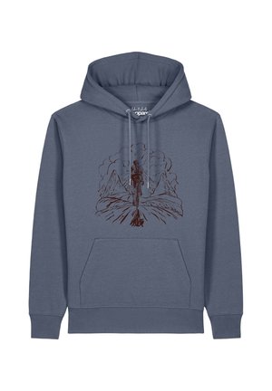 Blauer Kapuzenpullover mit einer braunen Linienzeichnung eines Radfahrers, der auf einer Straße mit Bergen und Wolken im Hintergrund fährt.