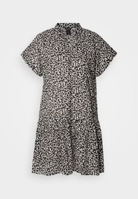Kortsleavet, knelengde kjole i lett stoff, med svart og beige leopardmønster og en lagdelt volangkant.