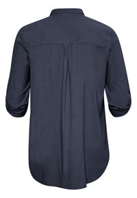 Chemise à manches longues bleu marine avec un col à bouton, un pli au dos et des poignets retroussés ; texture lisse et ourlet incurvé.
