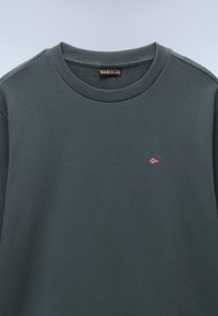 Dark green sweatshirt with ribbed crew neck, featuring a small embroidered Norwegian flag on the chest. Made from a smooth, textured fabric.