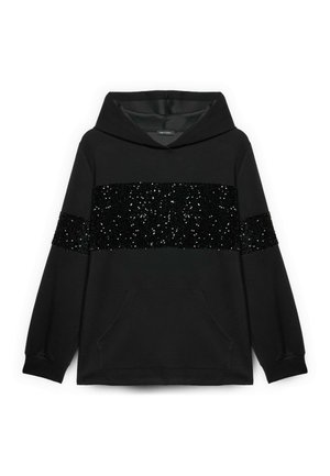 Czarna polarowa bluza z kapturem, zdobiona błyszczącą czarną bandą z cekinów na klatce piersiowej i rękawach. Posiada przednią kieszeń kangurkę.