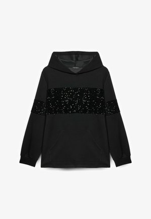 Czarna polarowa bluza z kapturem, zdobiona błyszczącą czarną bandą z cekinów na klatce piersiowej i rękawach. Posiada przednią kieszeń kangurkę.