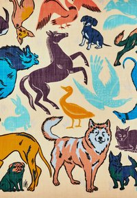 Kolorowy materiał z różnymi stylizowanymi zwierzętami, w tym psami, kotami, koniem i ptakami, na jasnobeżowym tle.