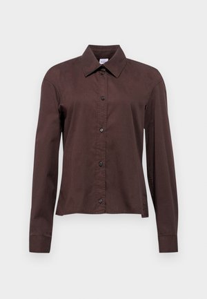 Camisa de botones marrón oscuro con mangas largas, collar puntiagudo y botones negros. Elaborada con un tejido suave y de patrón liso.