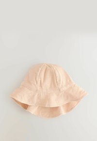 Hellrosa Bucket Hat aus leichtem Stoff mit einem strukturierten Punktmuster, ausgestattet mit einem breiten, gewölbten Rand und einem gerafften Oberteil.