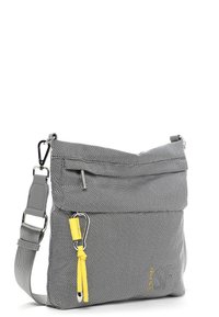 Borsa a tracolla in tessuto grigio intrecciato con tasca frontale con zip, accenti gialli, tracolla regolabile e moschettone. Design compatto e strutturato.