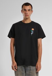 Mister Tee CHROME SKELETON HAND  - Camiseta estampada - black
