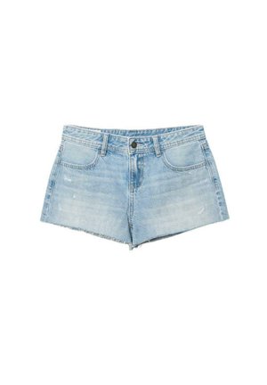 Shorts di denim azzurro chiaro con orli sfrangiati, bottone frontale, cerniera e due tasche frontali, posati distesi su sfondo bianco.