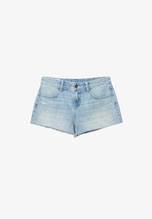 Lichtblauwe denimshorts met rafelige zoom, voorste knoop, rits en twee voorzakken, plat gelegd op een witte achtergrond.