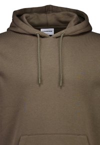 Sudadera con capucha en mezcla de algodón verde oliva. Presenta cordones con puntas a juego y un bolsillo delantero. Textura suave, corte relajado.