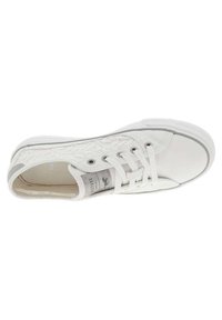 Sneaker bianco con tomaia in pelle texturizzata, design con lacci, punta rotonda, suola in gomma e marchio discreto sulla linguetta.