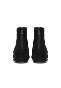Bottines en daim noir avec un talon carré de hauteur moyenne et une fermeture éclair latérale, dotées d'une texture lisse sans motifs apparents.