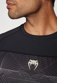Venum AIR DRY TECH - Športne majice - deep black/desert sand