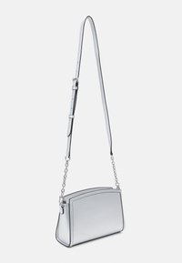 Borsa a tracolla grigio chiaro con finitura testurizzata, caratterizzata da una parte superiore curva, cinturino regolabile e dettagli in catena argentata.
