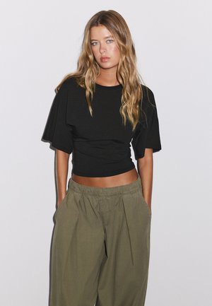 Stradivarius, JAPANESE SHORT SLEEVE T-SHIRT 07063630 - Základné tričko - black