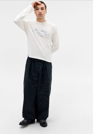 BDG Urban Outfitters, ARCHIVE LONG SLEEEVE TEE UNISEX - Maglietta a manica lunga - ecru