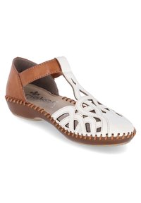 Sandales en cuir avec un design découpé, présentant un devant blanc et un arrière marron, des accents cousus et un talon compensé bas.