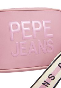 Roze nylon pouch met reliëf 'PEPE JEANS' logo, met een gestructureerde afwerking en een contrasterende strap met patroon details.