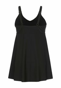 Musta mekko säädettävillä olkaimilla, V-mallinen kaula-aukko, istuva yläosa ja levenevä hame. Sileä kangas, jossa on minimaalinen yksityiskohtaisuus, yksinkertainen ja tyylikäs muotoilu.