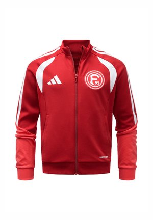 Czerwona sportowa kurtka na zamek z białymi paskami na rękawach, logo Adidas na prawej piersi oraz herb klubu Fortuna Düsseldorf na lewej piersi.