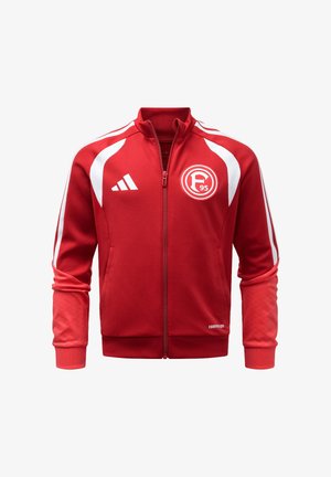 Czerwona sportowa kurtka na zamek z białymi paskami na rękawach, logo Adidas na prawej piersi oraz herb klubu Fortuna Düsseldorf na lewej piersi.