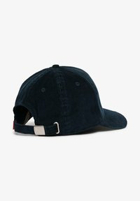 Gorra de béisbol de sarga en color azul marino, con visera curva, cierre de correa ajustable y un acabado suave texturizado. Vista trasera que muestra los detalles de las costuras.