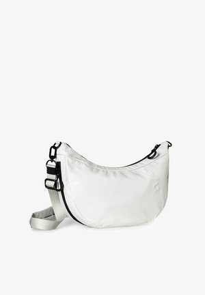 Weißer Stoff-Schultertasche mit einer geschwungenen Form, schwarzen Reißverschluss-Akzenten, verstellbarem Gurt und geprägtem Logo-Detail auf der Vorderseite.
