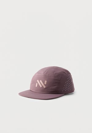 Casquette mauve à cinq panneaux avec une visière plate, des panneaux latéraux perforés pour la ventilation, et un logo stylisé rose clair sur le panneau avant.