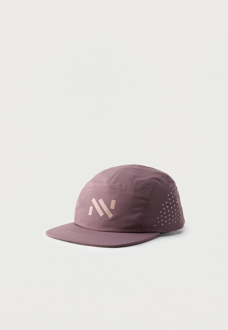 Καπέλο πέντε πάνελ σε mauve χρώμα με επίπεδο γείσο, διάτρητα πλευρικά πάνελ για αερισμό και ανοιχτορόζ στυλιζαρισμένο λογότυπο στο μπροστινό πάνελ.