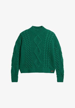 Grüner Strickpullover mit hohem Kragen, der mit strukturierten Zopfmustern und Rautenmuster verziert ist, sowie einem gerippten Saum und Bündchen. Kleines Markenetikett an der Seite.