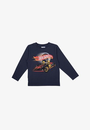 Maglietta a maniche lunghe blu navy con grafica di una macchina da corsa nera con ruote gialle, accenti di fiamme rosse e gialle, e il testo "Hot Wheels".