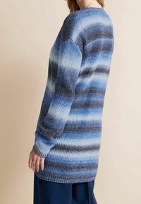 Stickad tröja med en gradient av blå nyanser och horisontella ränder. Långa ärmar, rund halsringning och texturerad stickad kvalitet.