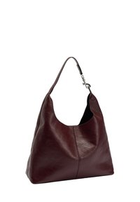 Bordowa torba hobo ze skóry o miękkiej, gładkiej fakturze, krągłym kształcie i pojedynczym, regulowanym pasku, z minimalnymi detalami stębnowania.