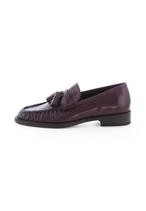 Donker bordeauxrode leren herenloafer met kwastjes aan de voorkant en lage zwarte hak, weergegeven in zijaanzicht op witte achtergrond.