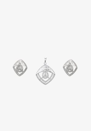 Silberfarbene Schmuckset mit einem Anhänger und passenden Ohrringen, die offene Diamantformen und Tropfenmotive mit eingearbeiteten Kristallen zeigen.