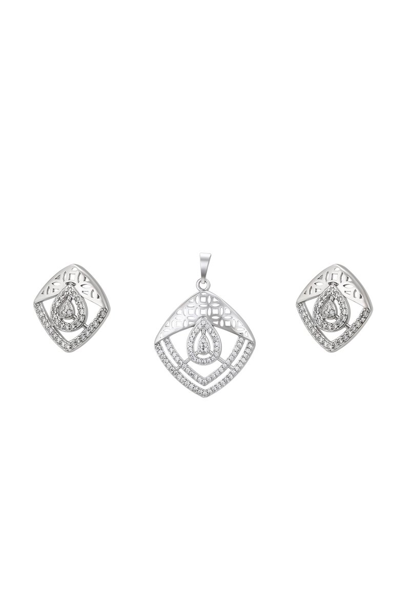 Set de bijuterii argintii format dintr-un pandantiv și cercei asortați, care prezintă forme de diamante cu deschidere și motive în formă de lacrimă, cu cristale încorporate.