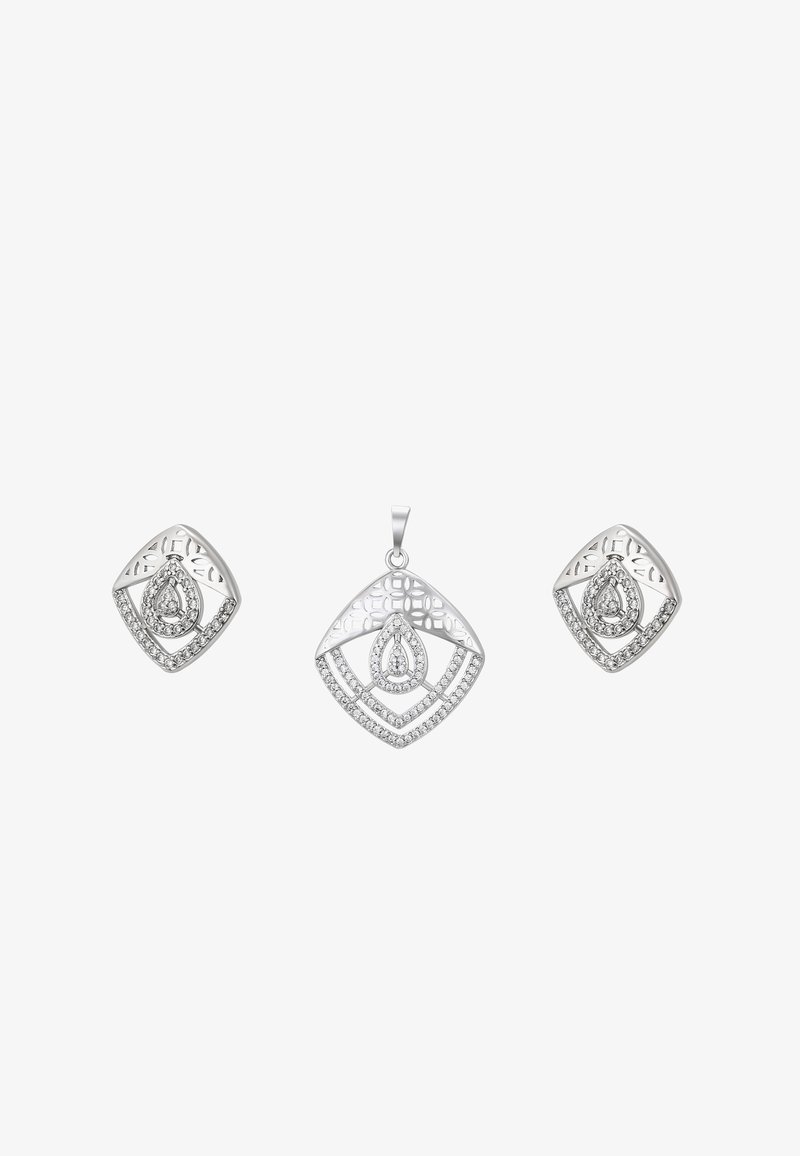 Sada šperků ve stříbrném tónu obsahující přívěsek a odpovídající náušnice, které mají otevřené diamantové tvary a motivy kapek s vsazenými krystaly.