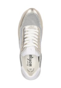 Metallisch silberner und weißer Sneaker mit Netzdesign, runder Zehenpartie, weißen Schnürsenkeln und Logo auf der Innensohle. Strukturierter Oberteil mit glatten Akzenten.