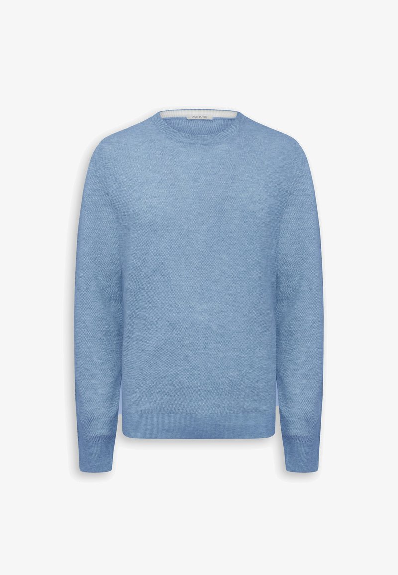 Hellblauer Langarm-Pullover mit Rundhalsausschnitt, feiner Strickstruktur sowie gerippten Bündchen und Saum.