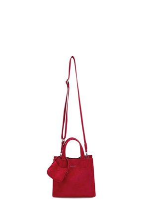 Borsa in suede rossa con manici corti, tracolla lunga regolabile e pochette piccola attaccata sul davanti.