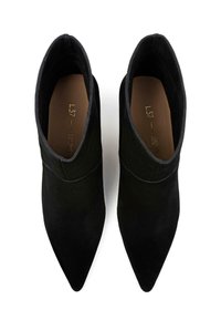 Botine negre din suede pentru gleznă, cu vârf ascuțit, textură netedă și design cu tăietură joasă. Prezintă o siluetă simplă și elegantă.