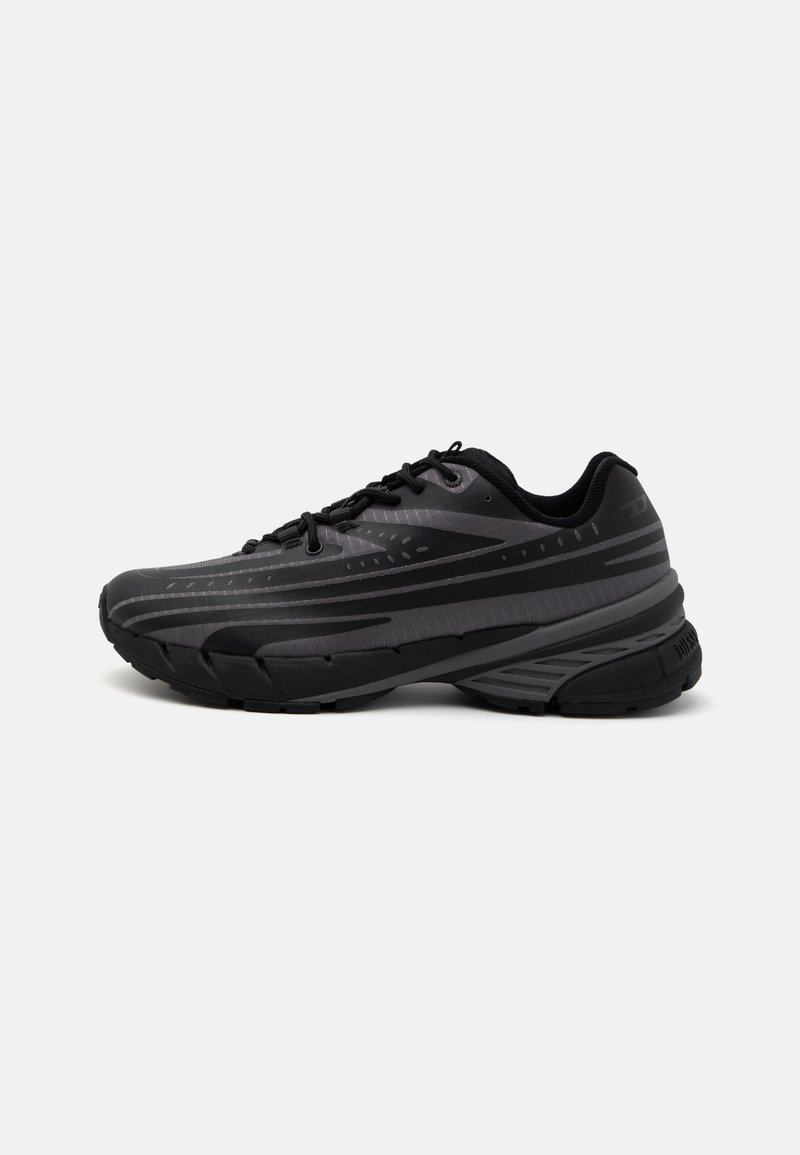 Baskets de course noires avec une tige texturée comportant des rayures grises. Semelle épaisse pour un bon amorti, bout rond et lacets plats pour un maintien sécurisé.