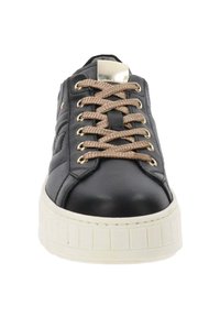 Baskets en cuir noir avec une épaisse semelle crème et des lacets beiges, vues de face.