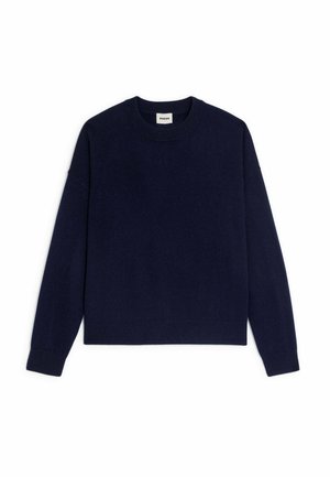 Pull à manches longues bleu marine à col rond, étalé à plat, montrant des poignets, un ourlet et un col côtelés avec une petite étiquette de marque blanche à l'intérieur du col.