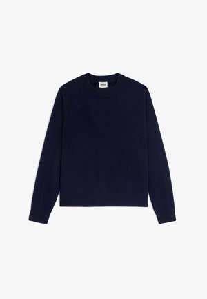 Pull à manches longues bleu marine à col rond, étalé à plat, montrant des poignets, un ourlet et un col côtelés avec une petite étiquette de marque blanche à l'intérieur du col.