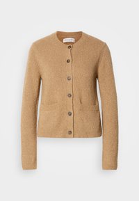 Cardigan in maglia beige con collo rotondo, maniche lunghe, chiusura frontale con bottoni e due tasche davanti, esposto su sfondo bianco semplice.