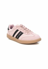 Zapatillas de ante rosa con rayas negras, suela de goma color beige y acentos cosidos. Presentan cordones planos y una lengüeta acolchada para mayor comodidad.