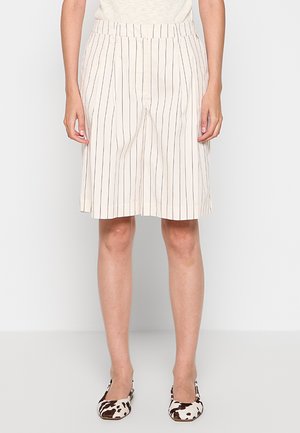 BERMUDA - Shorts - angora/nero stripes
