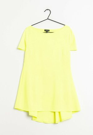 Krótka sukienka z krótkim rękawem w neonowożółtym kolorze, z asymetrycznym dołem, wisząca na czarnym wieszaku na białym tle.